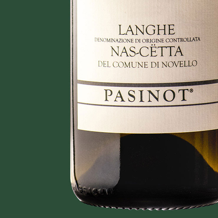 Dettaglio della bottiglia del vino Langhe Nas-cëtta del Comune di Novello DOC "Pasinot"