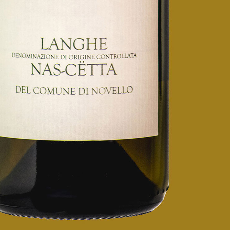 Dettaglio della bottiglia del vino Langhe Nas-cëtta del Comune di Novello DOC